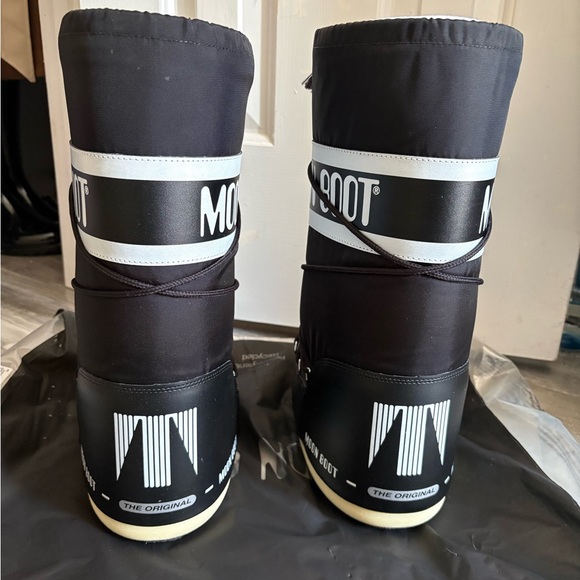 Moon Boot Classic Black Snow Boots - Picture 4 of 6